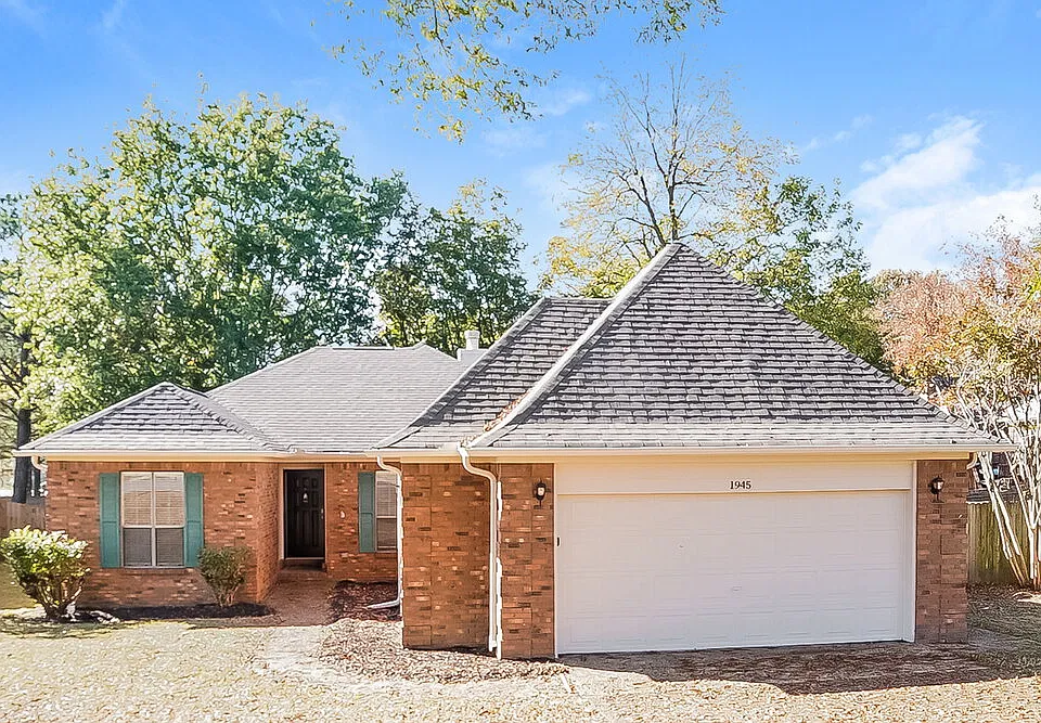 1945 Pecan Ln N