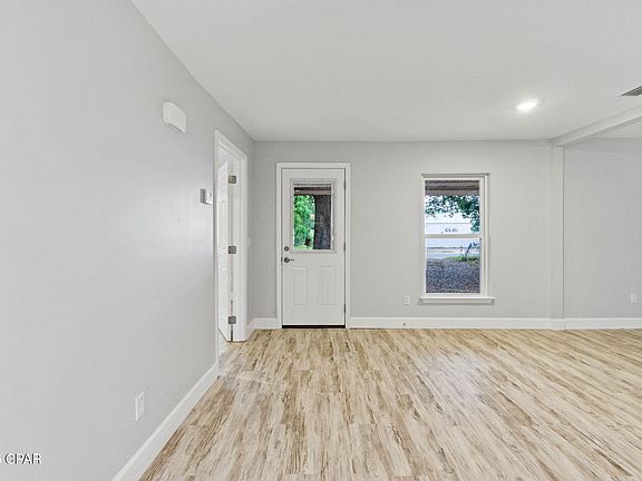 3rd image of 1001 White Ave