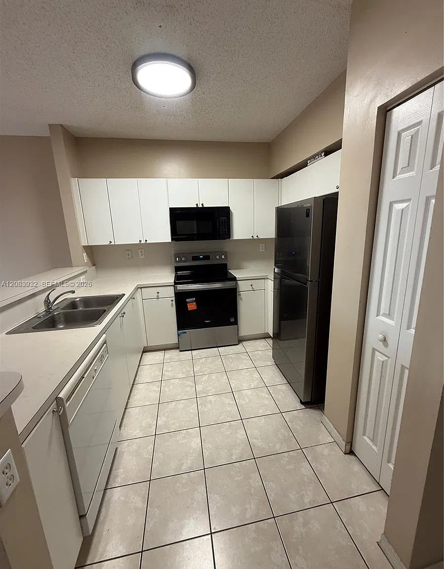 Towngate Condo Twelve — Photo 3