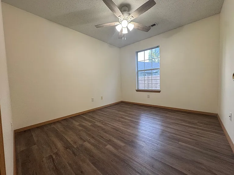 1502 Crescent St — Photo 7