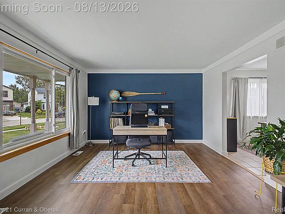 4th image of 390 Robyn Dr