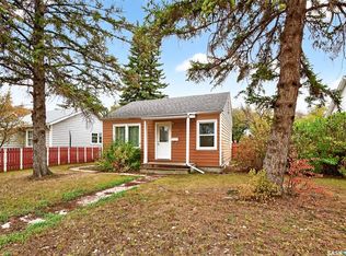 826 Athabasca St E, Moose Jaw, SK S6H0M7