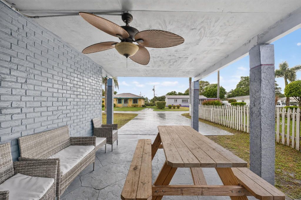 741 NW 17th Court, photo 4