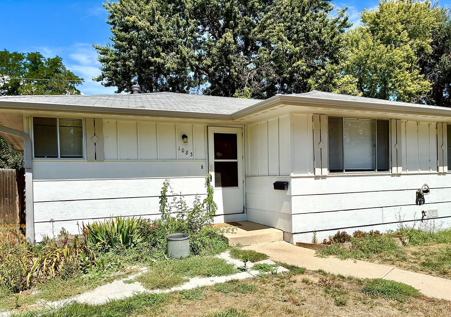 1079-1083 Winona Drive — Photo 2