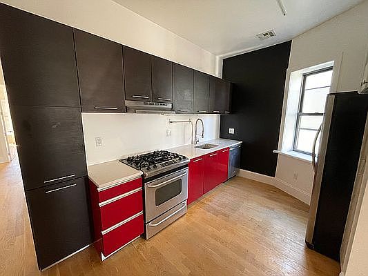 4th image of 1200 Pacific St APT 5R