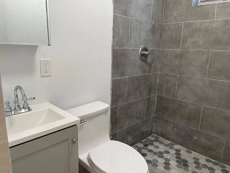 919 SW 6th St #2 — Photo 8