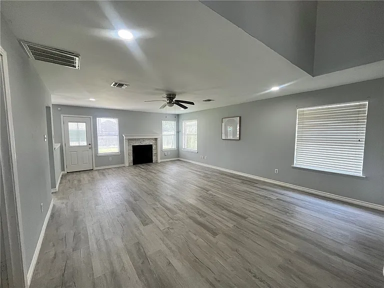 3034 Twin Creek Dr — Photo 3