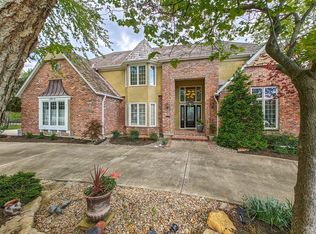 12612 Sherwood St, Leawood, KS 66209