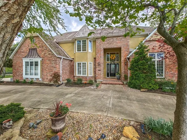 12612 Sherwood St, Leawood, KS 66209
