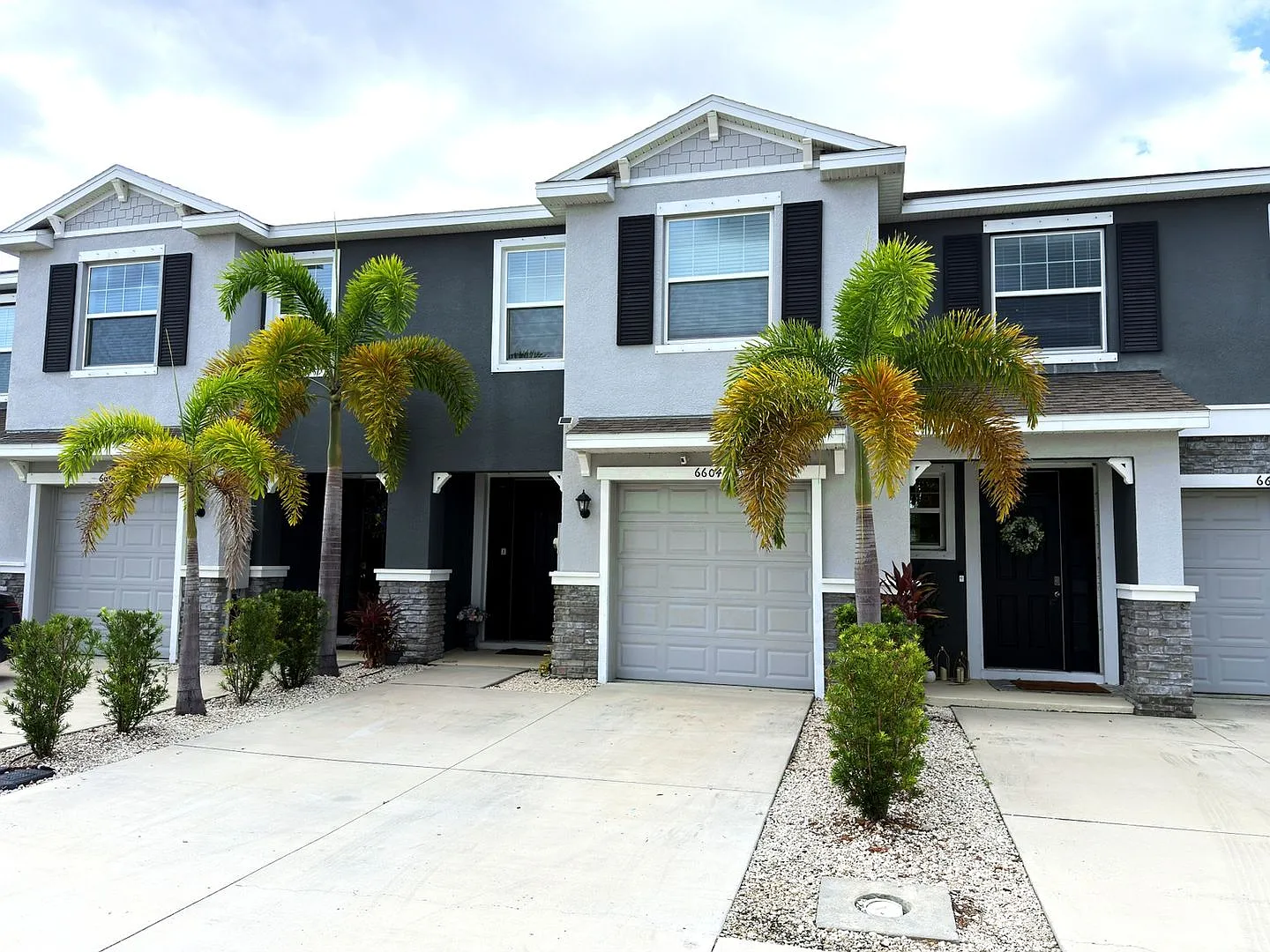 Upgraded Townhome Near Waterside with Screened Lanai & Hot Tub — Photo 2