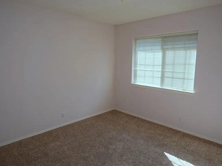 8615 Brighton Dr NE — Photo 14