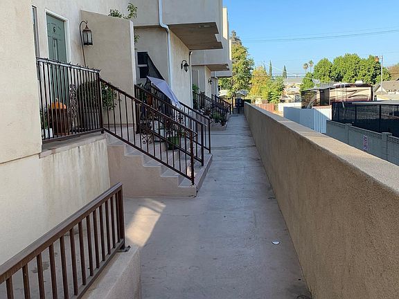 5th image of 11630 Hamlin St APT 4