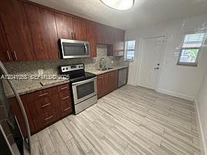 5th image of 2742 SW 32nd Ave