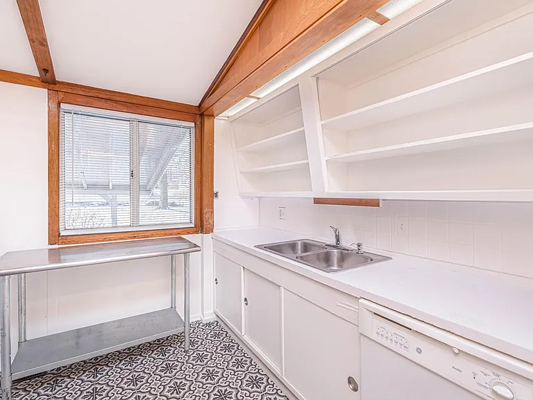 407 Bourn Ave — Photo 4