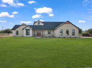 101 W Medium Meadow Dr, Lytle, TX 78052