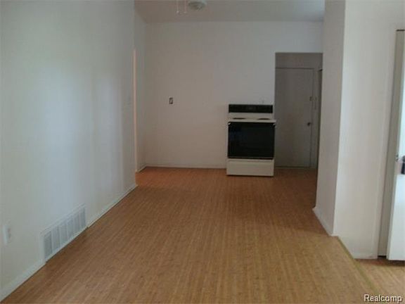 4th image of 34807 Florence St