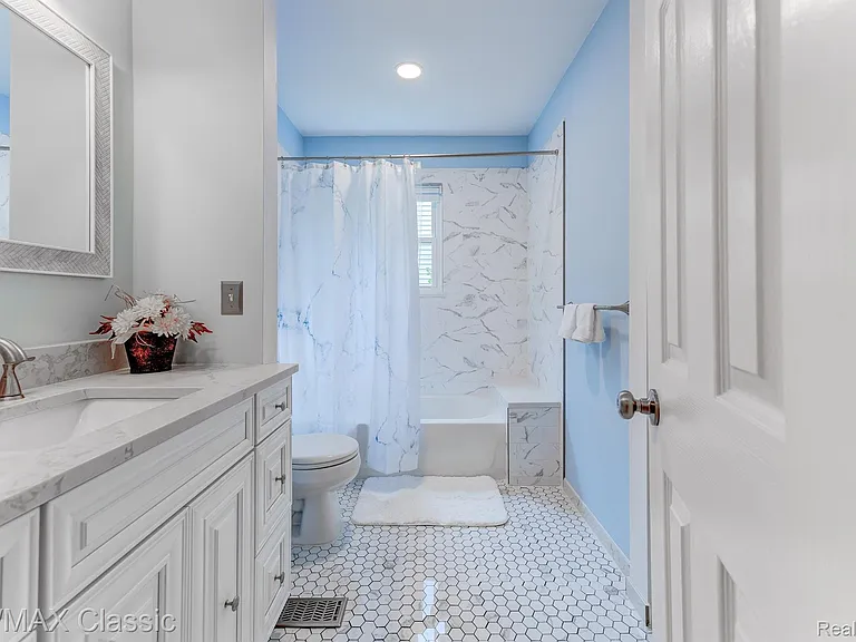 24323 Pinecrest St — Photo 13