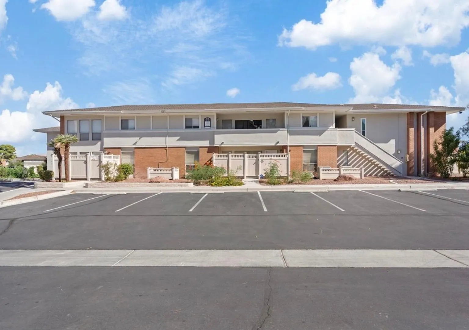Renovated 3bd/2ba Lv Country Club Guard Gated — Photo 2