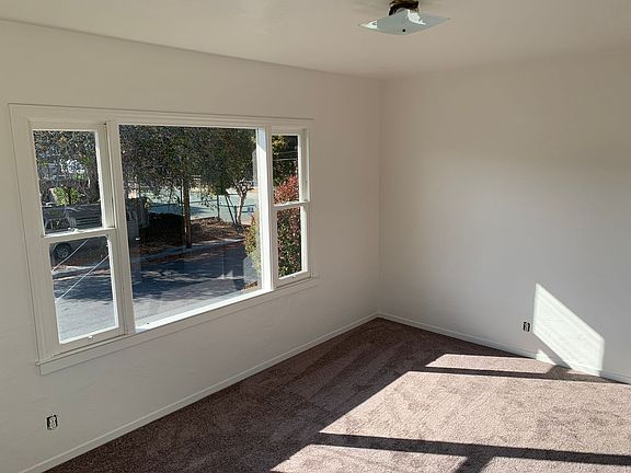 5th image of 221 Anita St