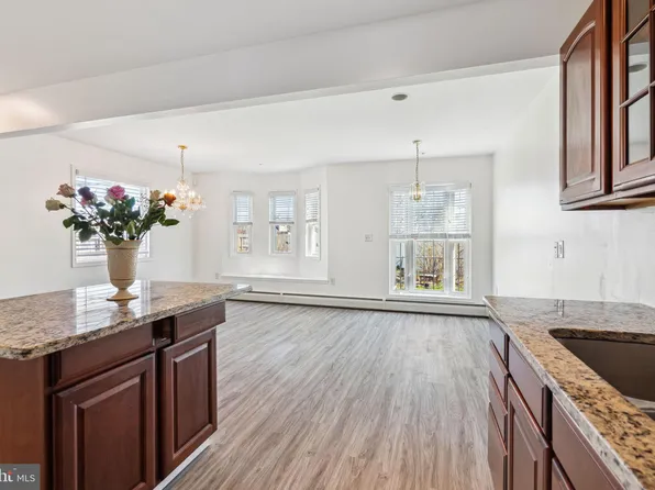 4 Long Loop Rd, Levittown, PA 19056