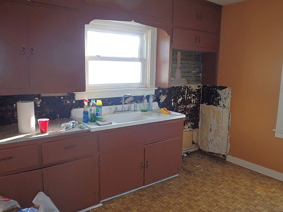 2nd image of 828 Lohoff Ave