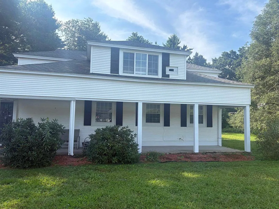 2 bed, 1.0 bath, 1000 sqft, $2,400 — Photo 1