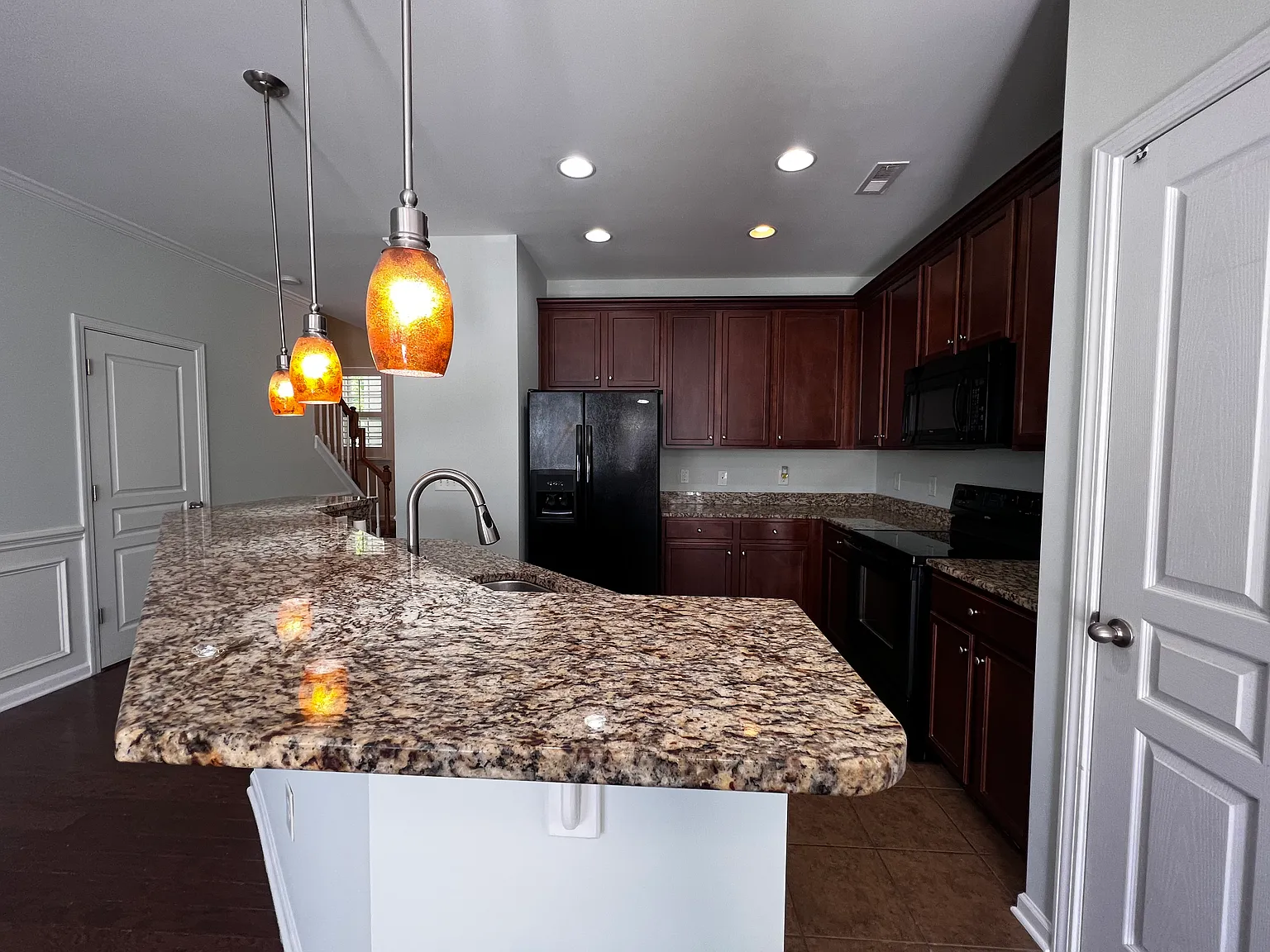 3 bed, 2.5 bath, 1416 sqft, $1,795 — Photo 3