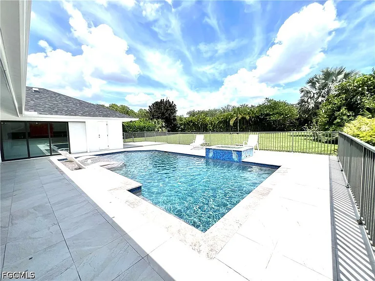 1919 Countess Ct — Photo 10
