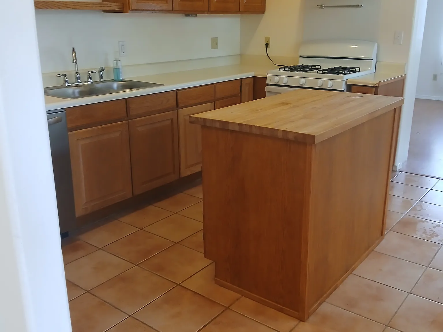 3 bed, 2300 sqft, $2,500 — Photo 3