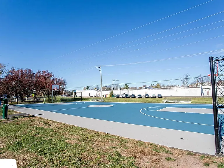 2280 Suzann Dr — Photo 30