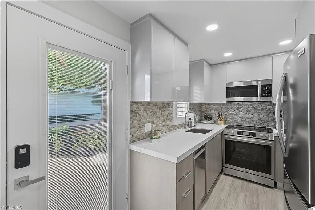 2 bed, 2.0 bath, 860 sqft, $7,800 — Photo 4