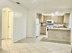 912 SE 13th St, Cape Coral, FL
