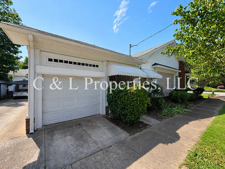 902 Walnut St — Photo 3