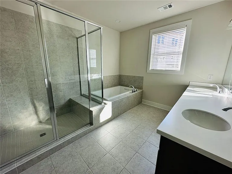 1252 Windmill Pkwy — Photo 16