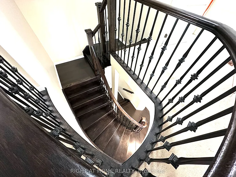 116 Hurst Dr — Photo 32