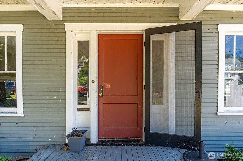 5th image of 297 NE Washington Avenue