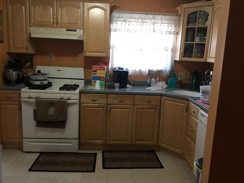 2nd image of 5 Gloria Ave #1