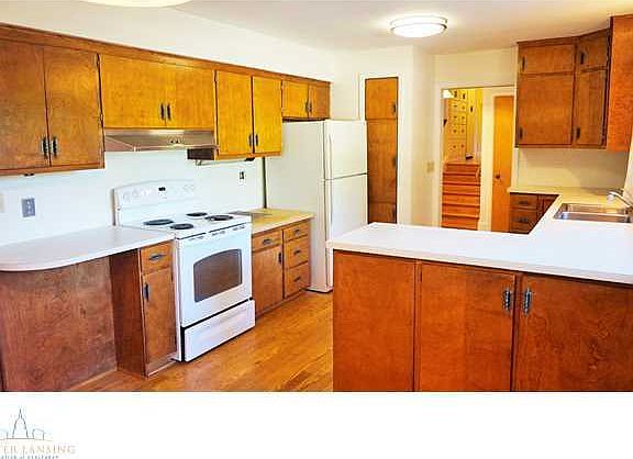 3rd image of 321 E Loree Dr