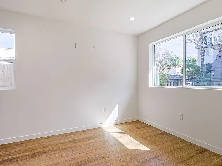 1227 N June St #1227 — Photo 10
