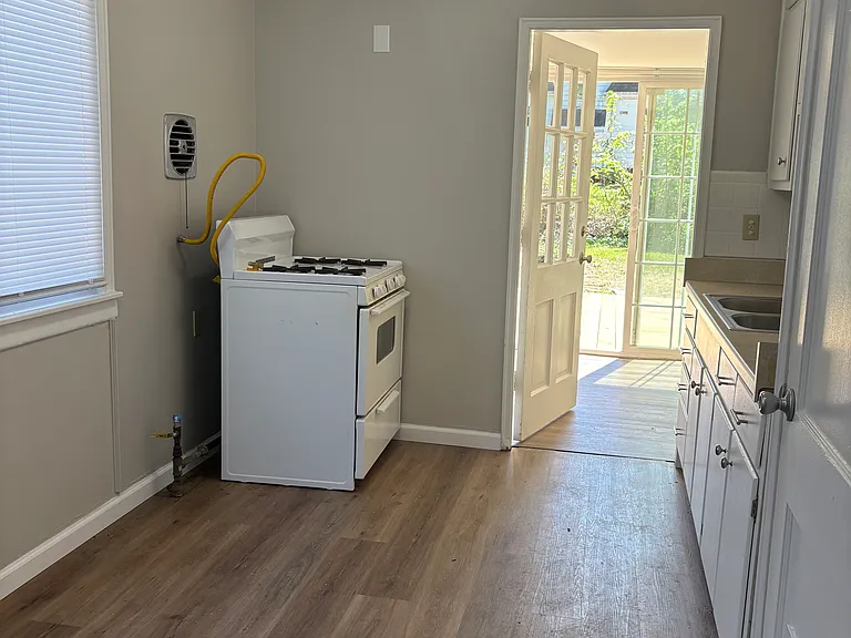 1416 W Maywood Ave — Photo 4