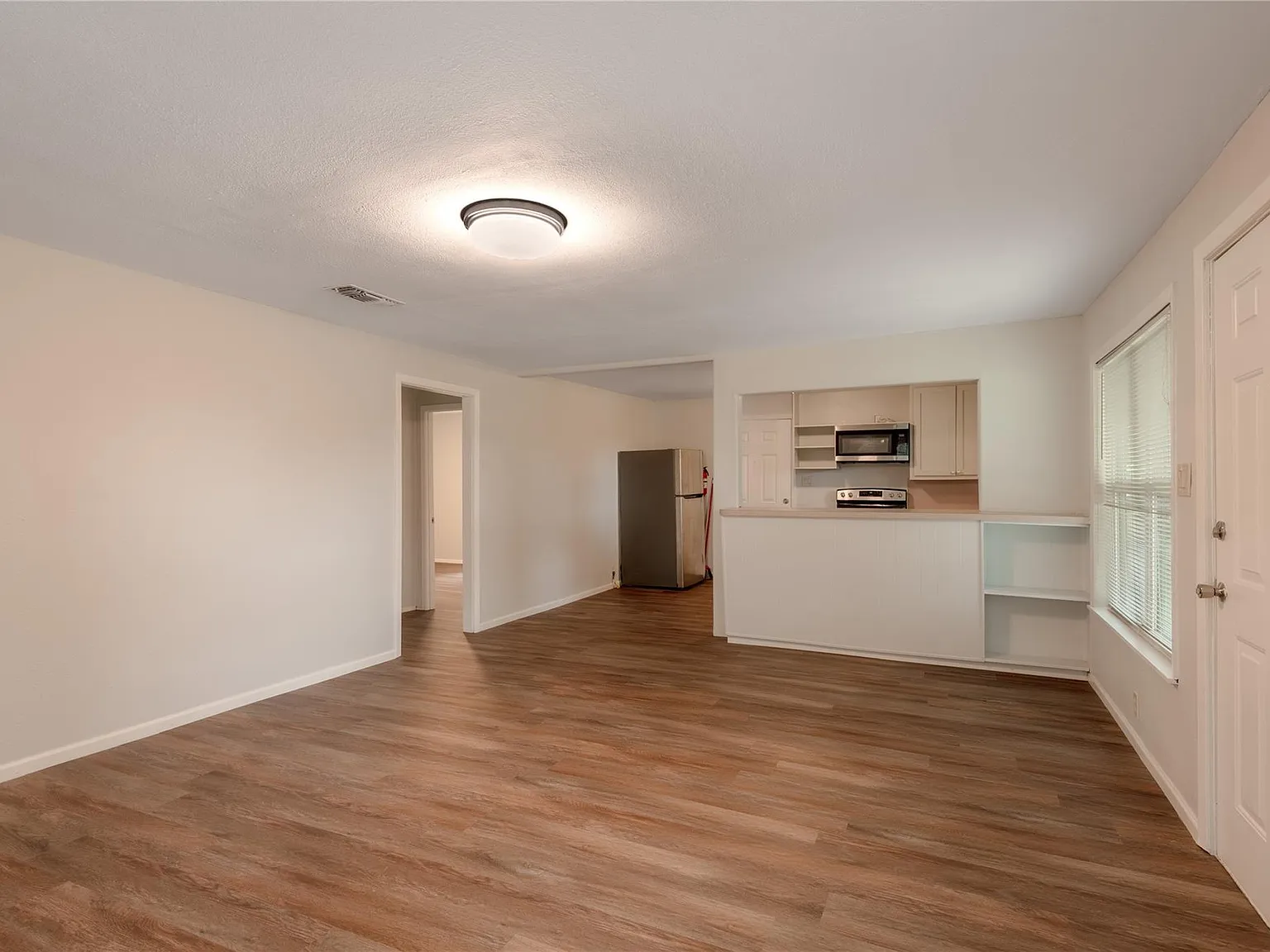 2 bed, 1.0 bath, 900 sqft, $1,050 — Photo 4