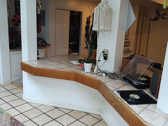 4th image of 656 Ashbury St