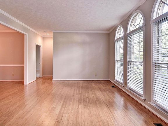 4th image of 211 Rock Creek Ct