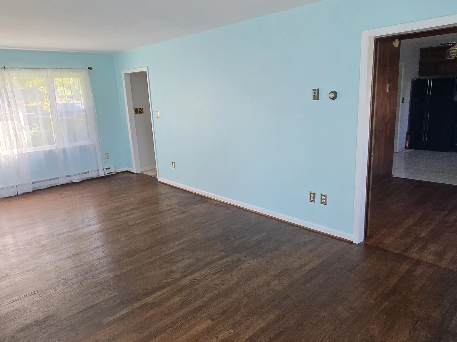 4 bed, 2200 sqft, $2,400 — Photo 3