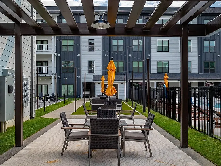 The Flats at Laurel & Pine — Photo 18