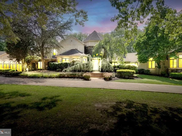 10 Tudor Ln, Moorestown, NJ 08057