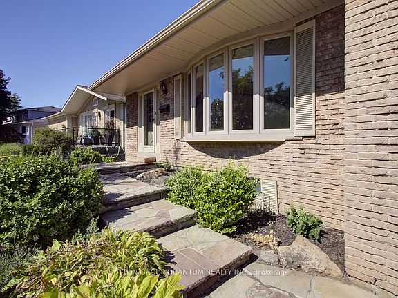 3rd image of 462 Withnell Cres
