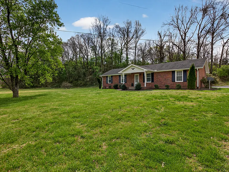 832 New Shackle Island Rd — Photo 2