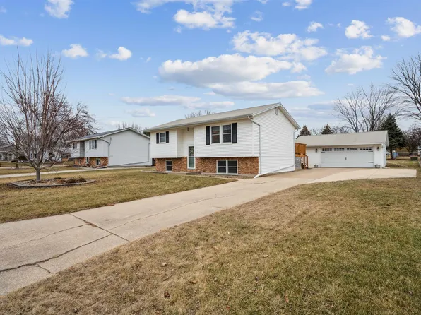 521 2nd St NW, Dyersville, IA 52040
