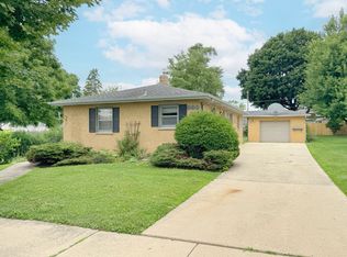 598 Oakhill Rd, Elgin, IL 60120